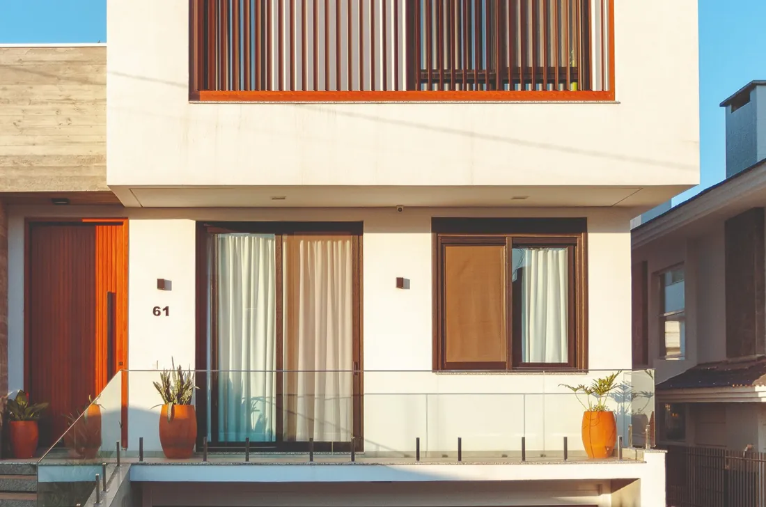 Sobrado com esquadrias e fachada moderna, exemplo de produtos de obra engenheirada