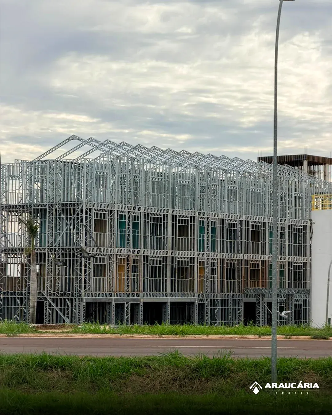 Hotel de 4 pavimentos e mais de 3.000 m² em Steel Frame, exemplo de escala e retorno acelerado para investidores